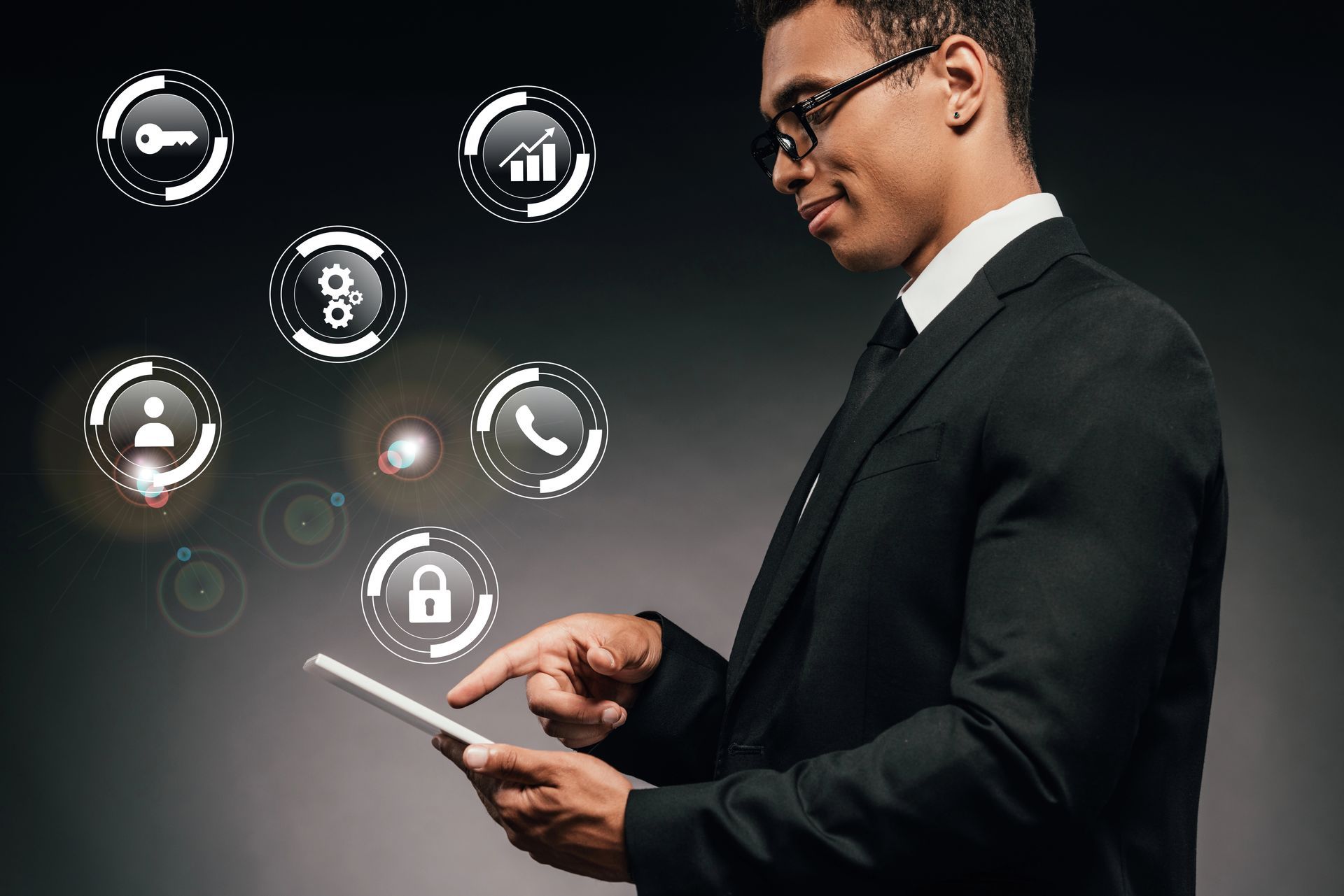 Un hombre con traje y corbata está usando una tableta.