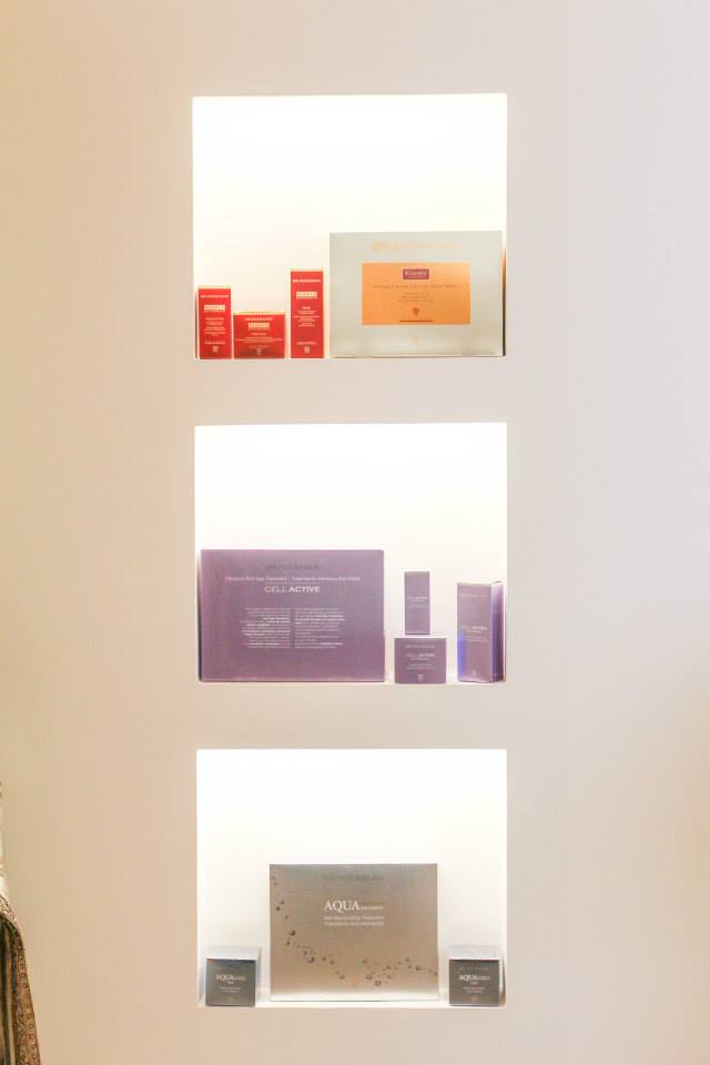 Vetrina con prodotti estetici