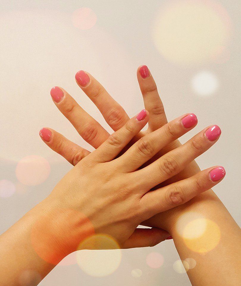 Mani con manicure e smalto rosa
