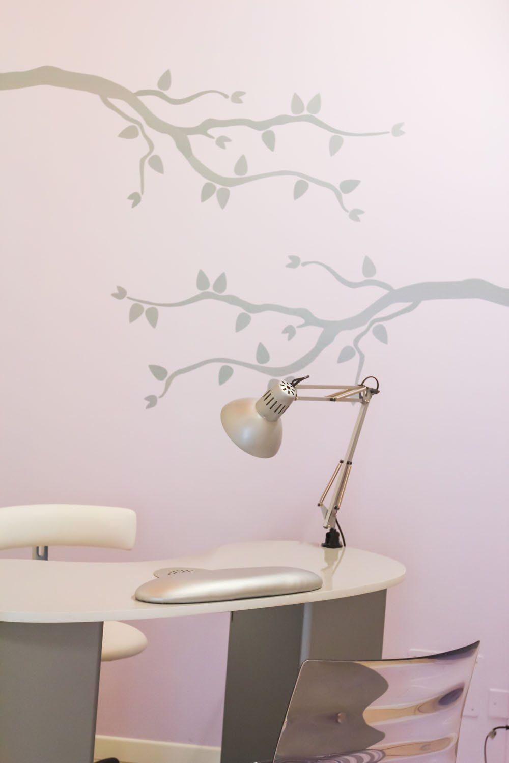 Scrivania con lampada