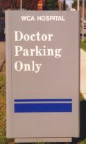 A sign for a hospital that says doctor parking only