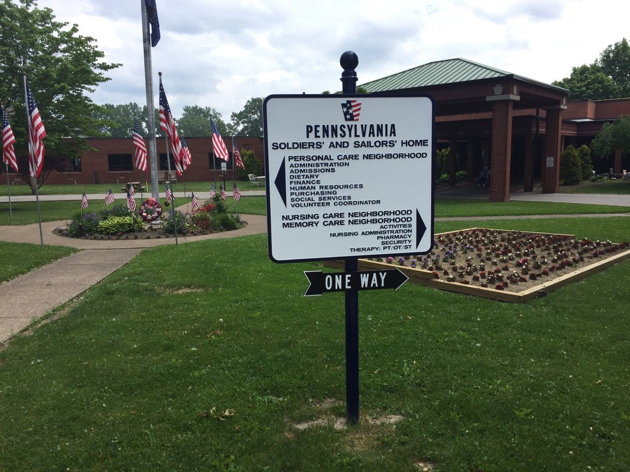 A pennsylvania one way sign is in front of a building