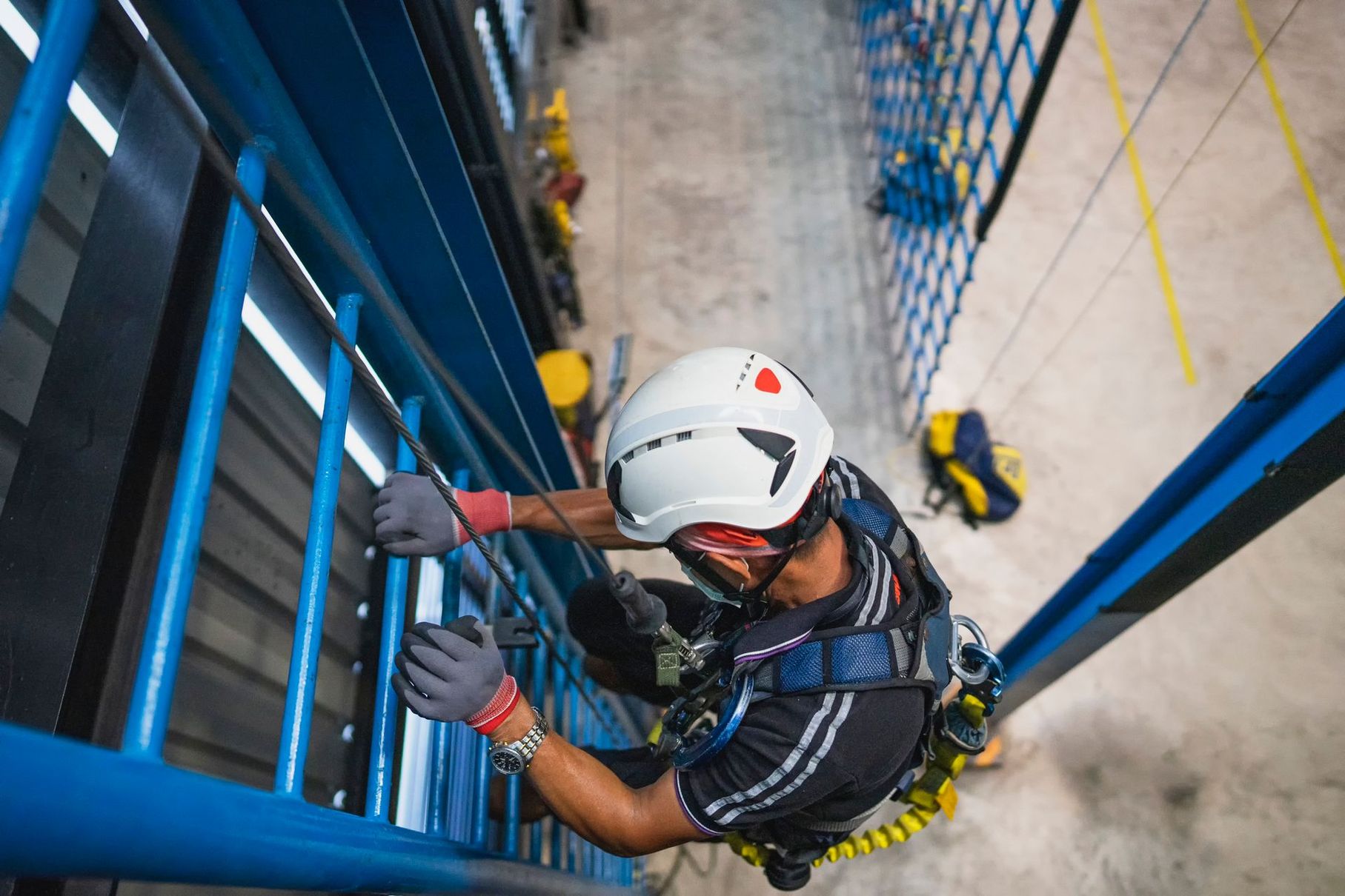 Un uomo sta salendo una scala in un edificio.