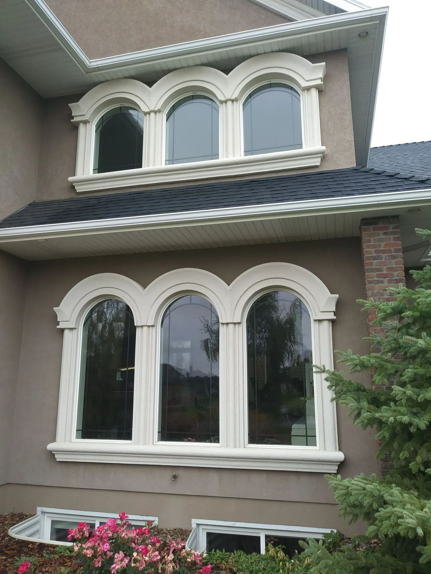 A house with three arched windows on the side of it