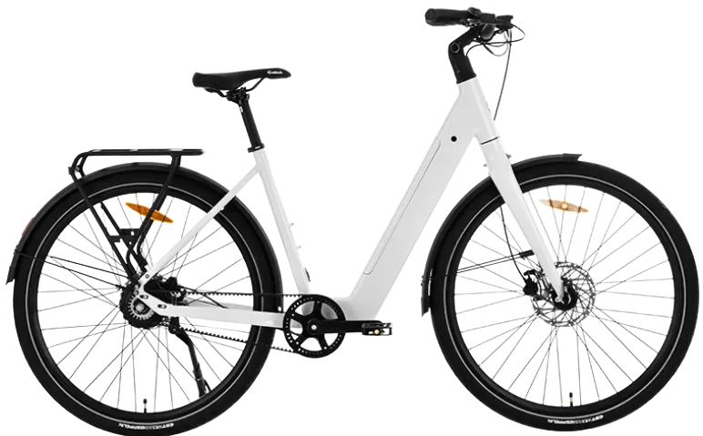 Bakfiets met bruine houten bak en zwarte kap, bruine banden.