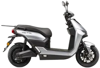 Zilveren elektrische step met zwarte zitting en bagagedrager.