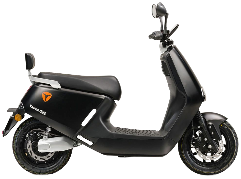 Zwarte elektrische scooter, zijaanzicht, op een lichte achtergrond.