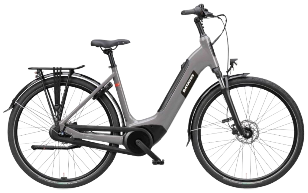 Zwarte elektrische fiets met bagagedrager en spatborden.