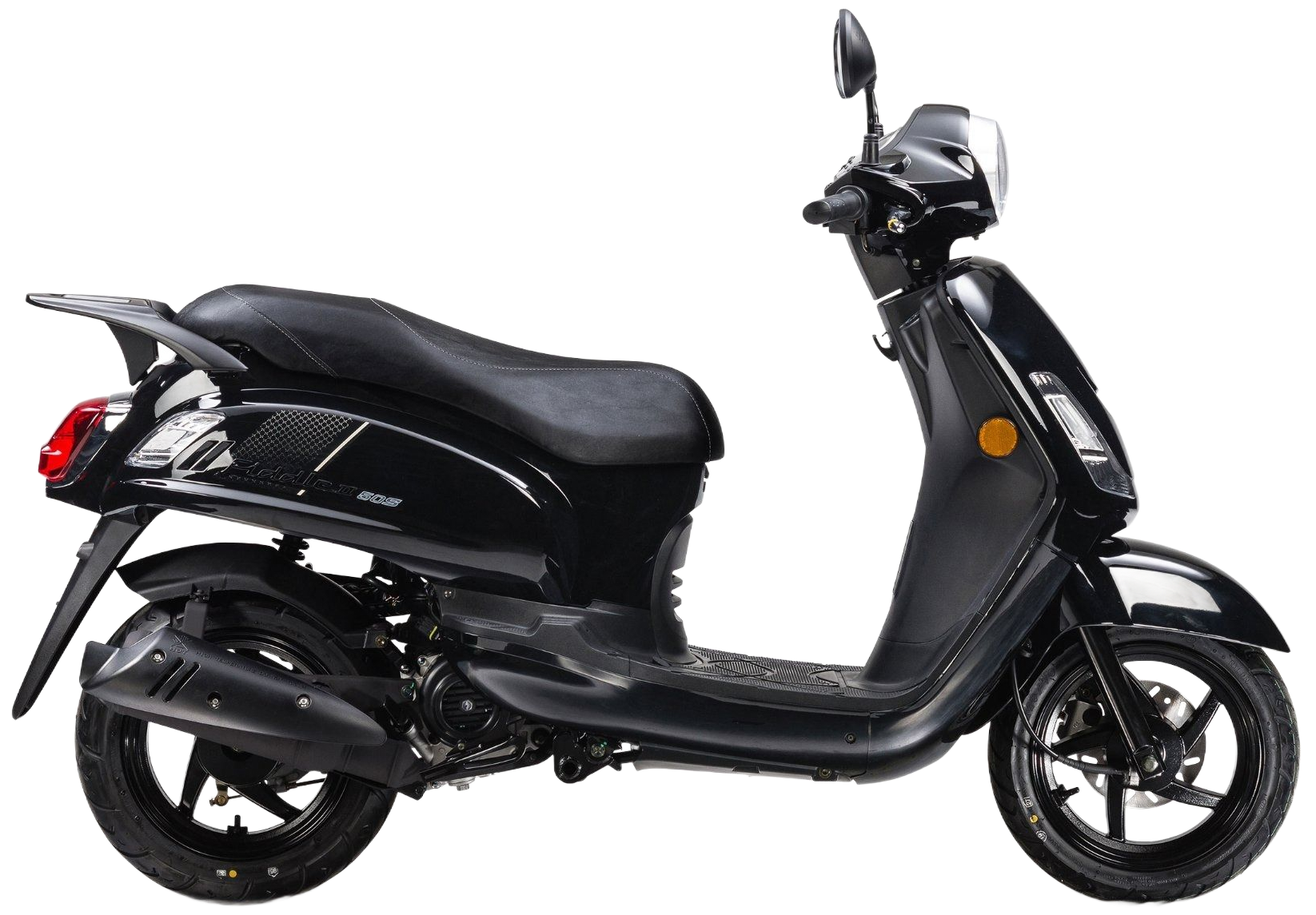 Een blauwgroene scooter staat buiten geparkeerd. Met een ronde carrosserie, zwarte zitting en donkere wielen.