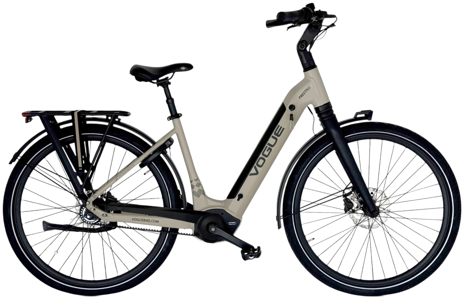 Rode elektrische fiets met zwarte banden en spatborden op een lichte achtergrond.