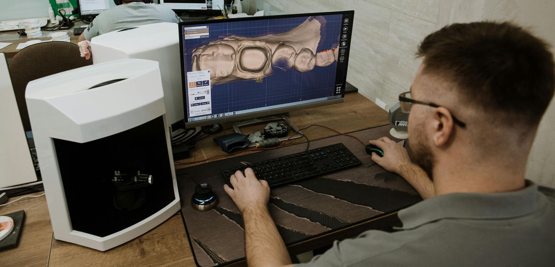 Engineering Tech in front of a screen analysis a 3D scanned part.