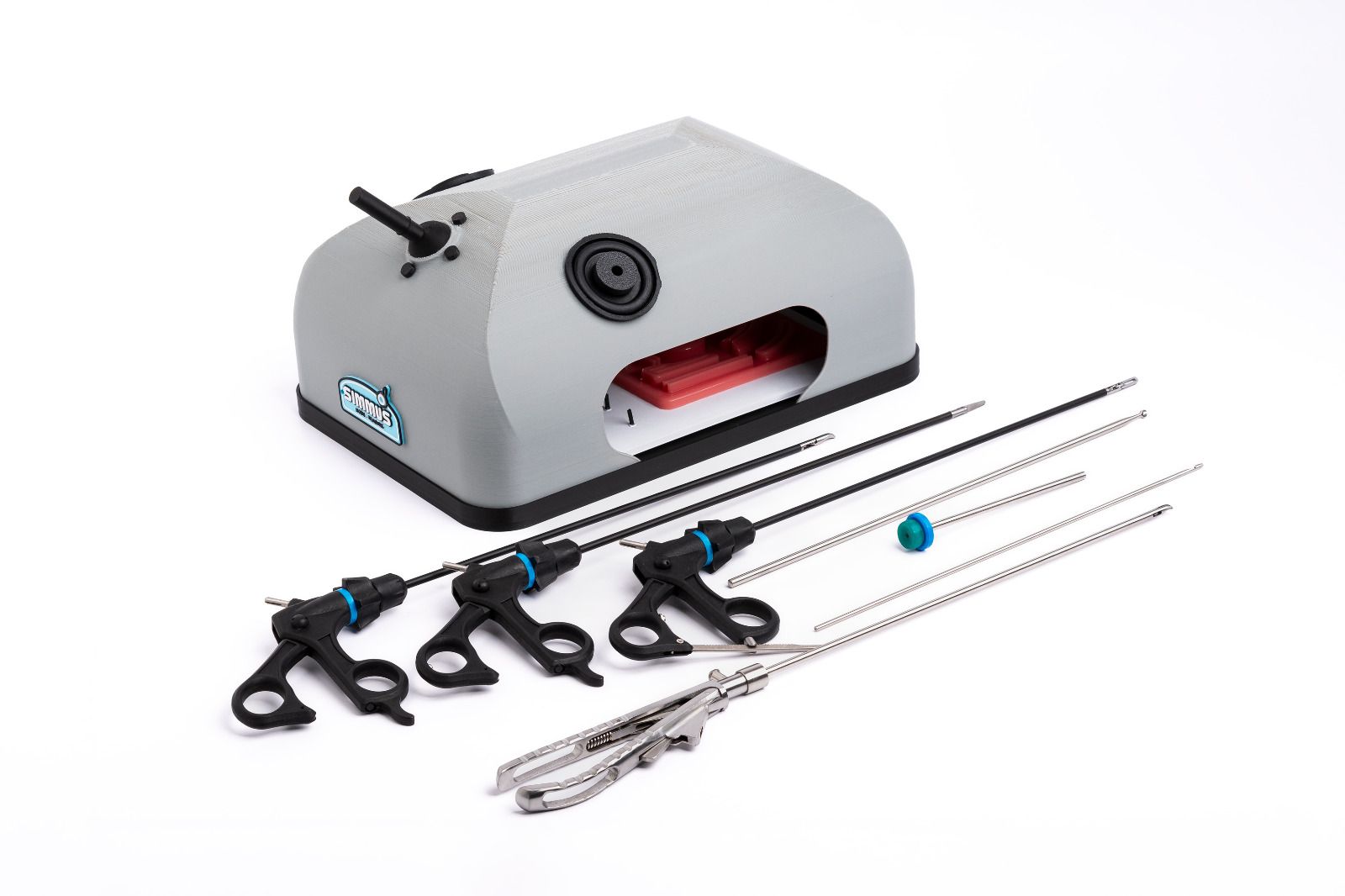 Simulador quirúrgico laparoscópico gris con instrumental.