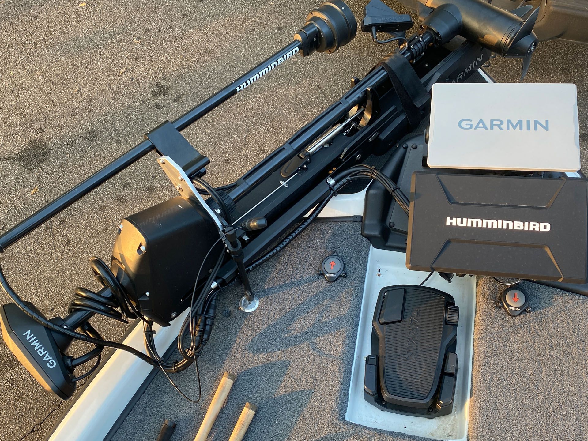A garmin device is sitting on top of a boat