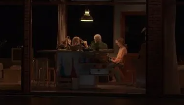 Het gezin Peeters zit aan tafel tijdens de voorstelling