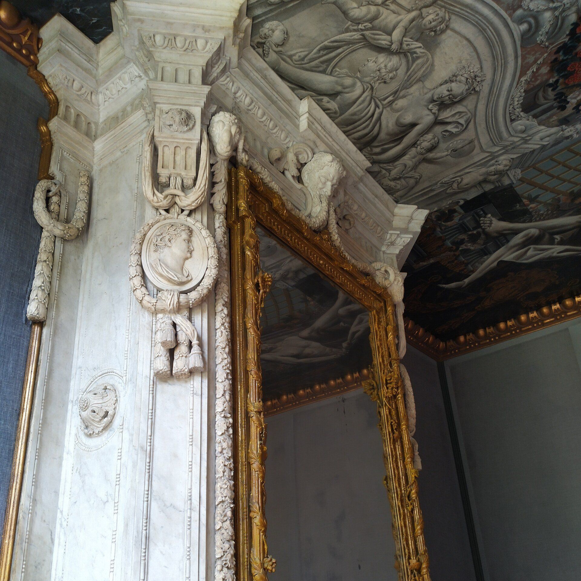 Een detail van de witmarmeren schouw of schoorsteenmantel in de Hofkamer.