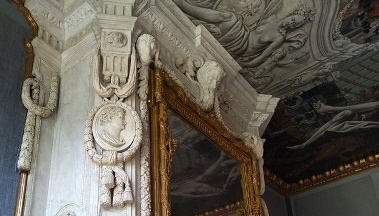 Een detail van de witmarmeren schouw of schoorsteenmantel in de Hofkamer