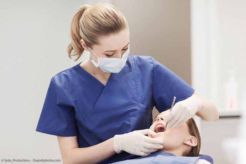 Mit regelmäßiger Prophylaxe beim Zahnarzt können Zahnschäden und ihre Folgen vermieden werden.