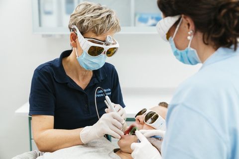 Behandlung von Parodontitis per Dental-Laser