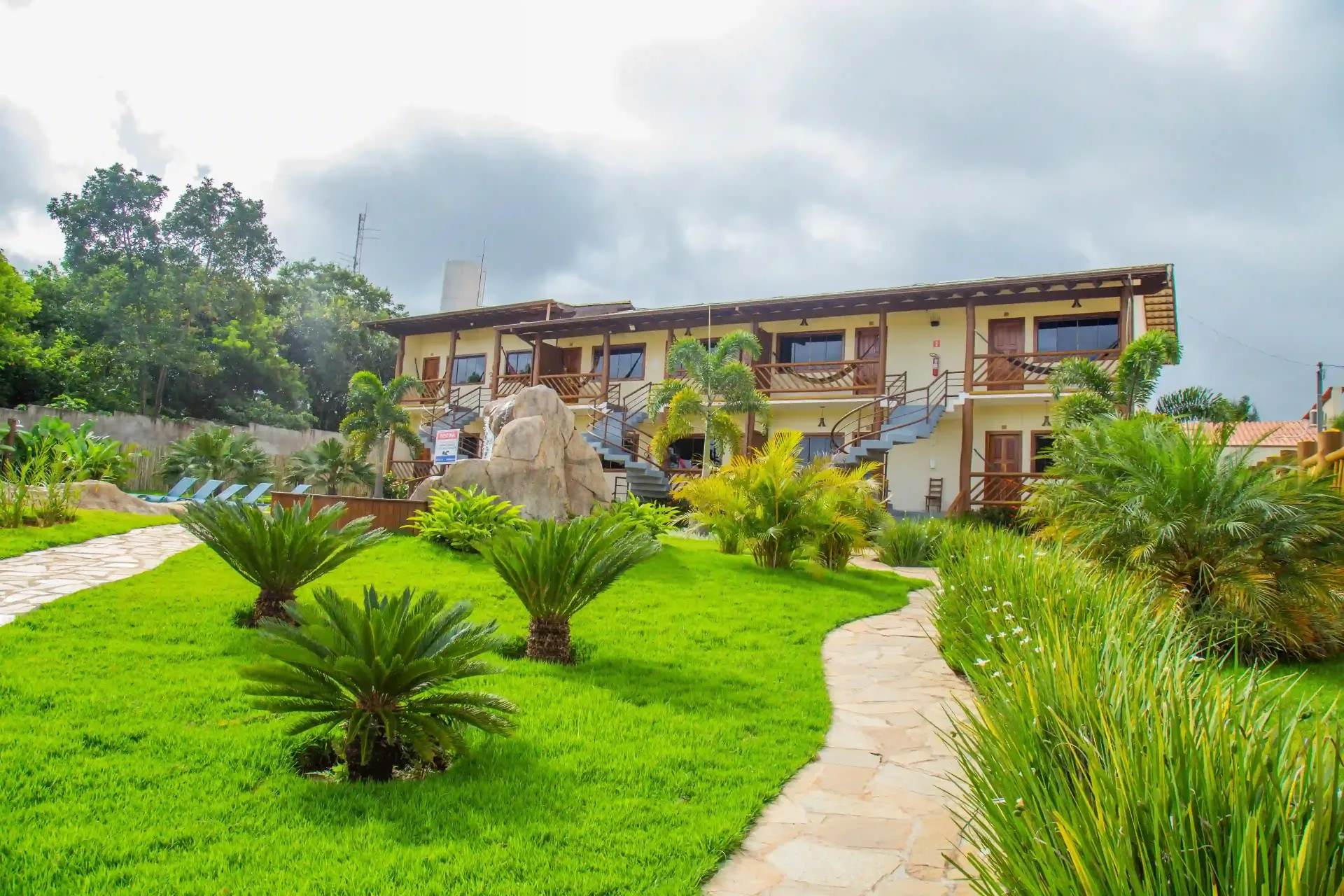 Uma casa grande com um gramado verdejante na frente. pousada-dos-guias