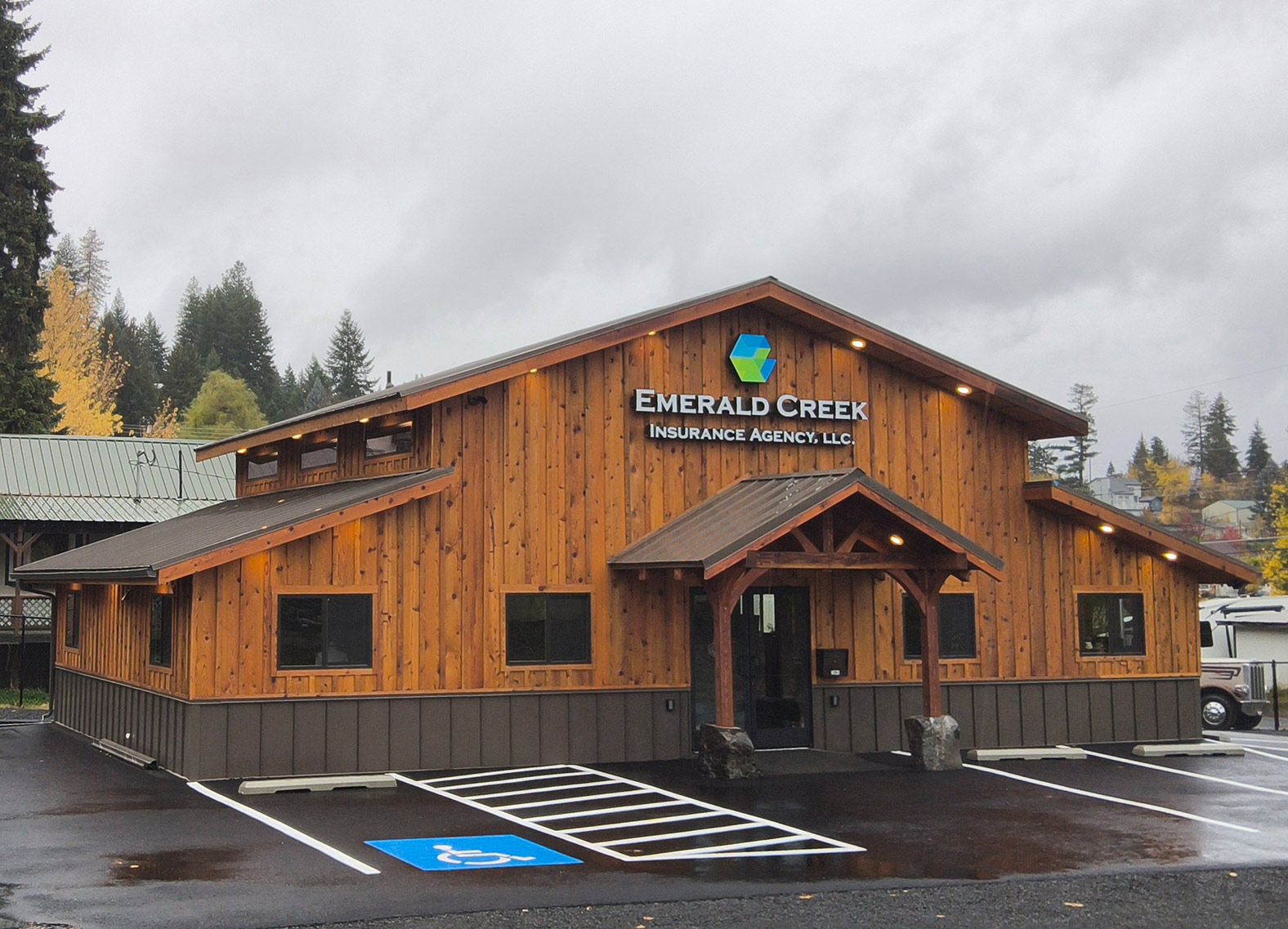 A large wooden building with the word Emerald Creek Insurance Agency LLC on it
