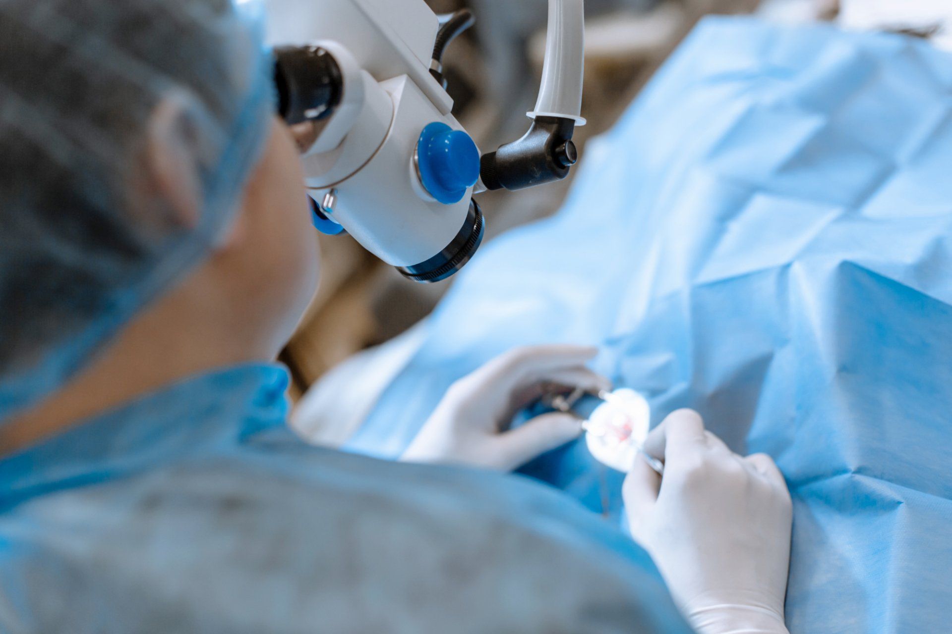 opthamologist performing eye surgery at Eye Associates of North Jersey