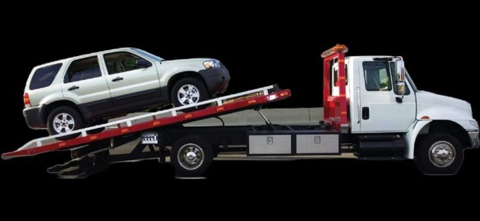 Un camión blanco con una grúa en la parte trasera.