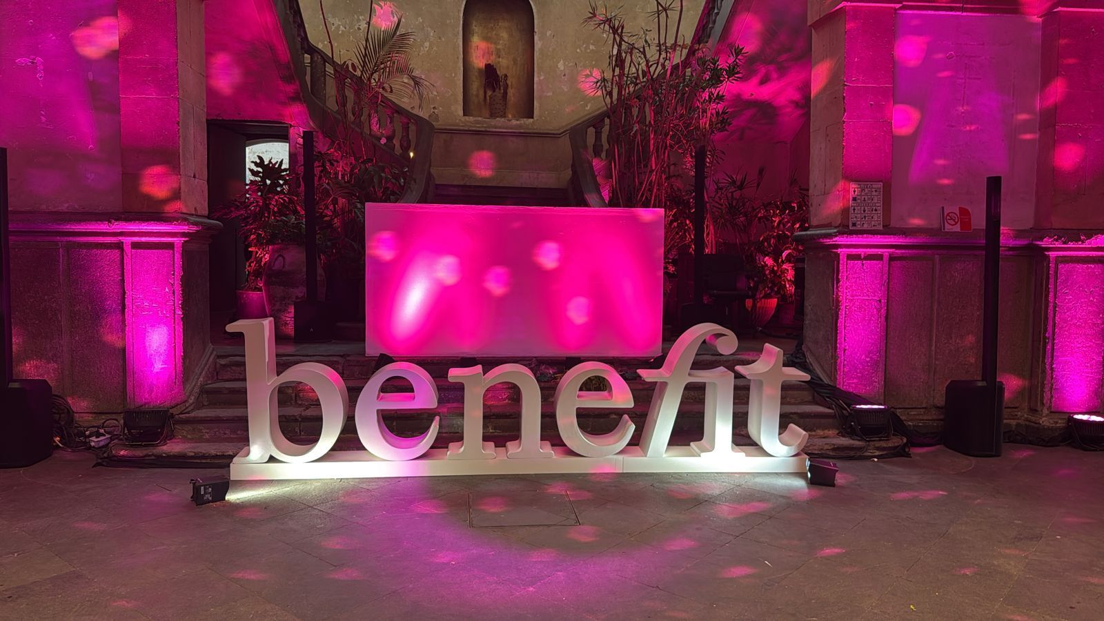 Descubre cómo el diseño escenográfico puede elevar el impacto de tu marca en eventos corporativos. 