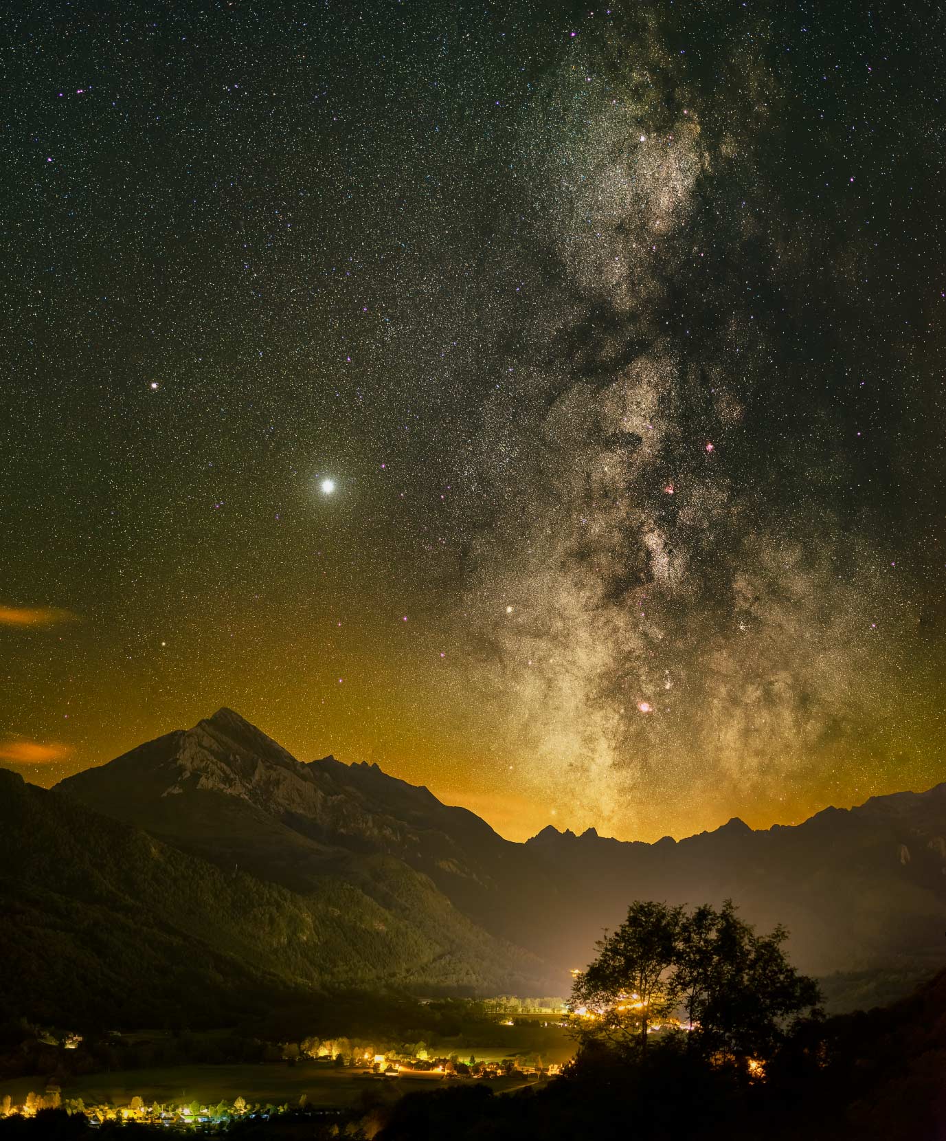 Les villages du fond du Val d'Azun sous la Voie lactée