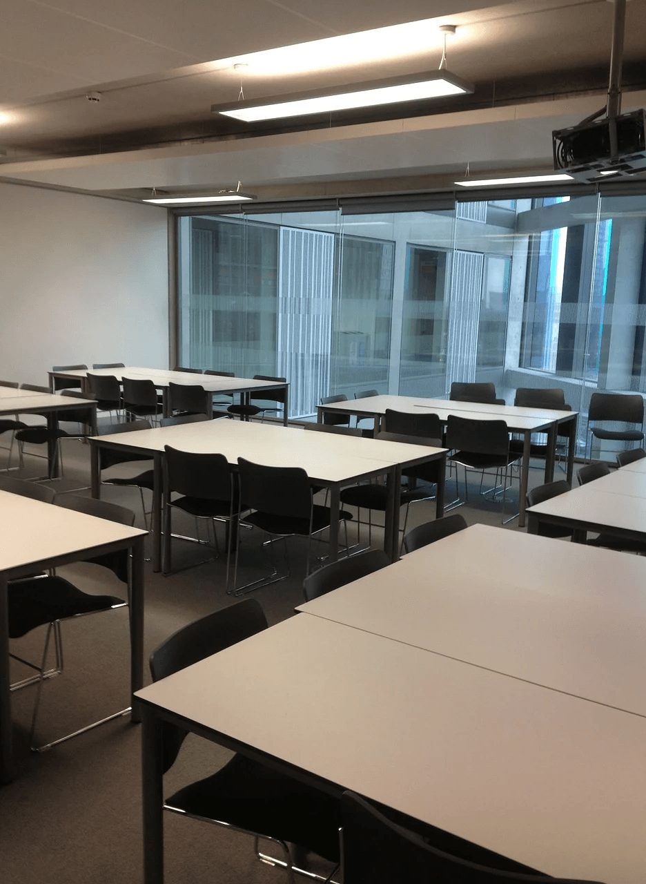 aula con tavoli e sedie per lezioni