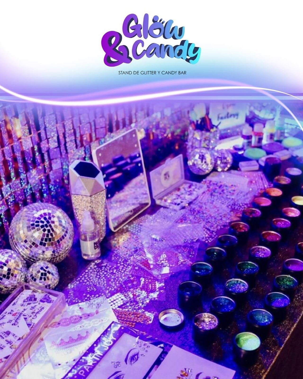 Mesa de postres iluminada en color púrpura con dulces variados, decoración brillante y obsequios