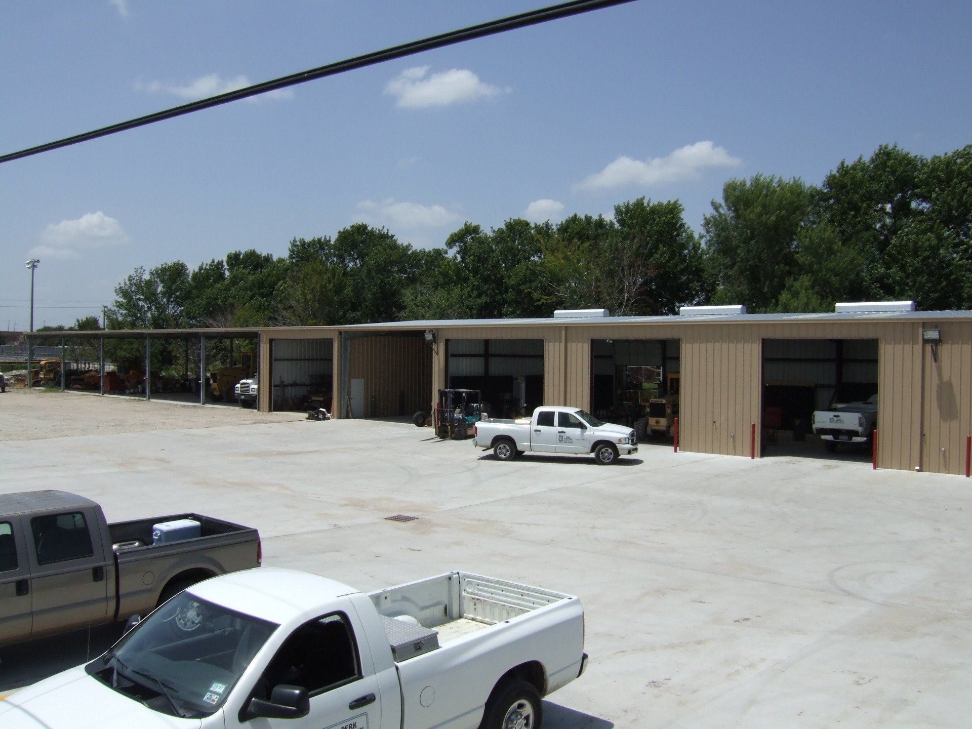 Auto warehouse with large parking lot - Deer Park, TX - DH Construction