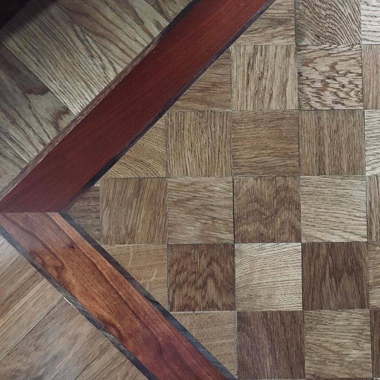 pavimentazione con riquadri in parquet