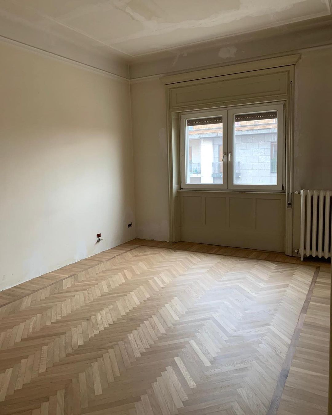stanza con pavimentazione in parquet