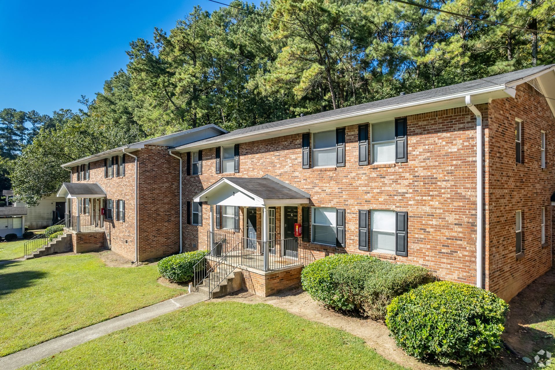Building of Cascade Oaks Apartments in Atlanta, GA.