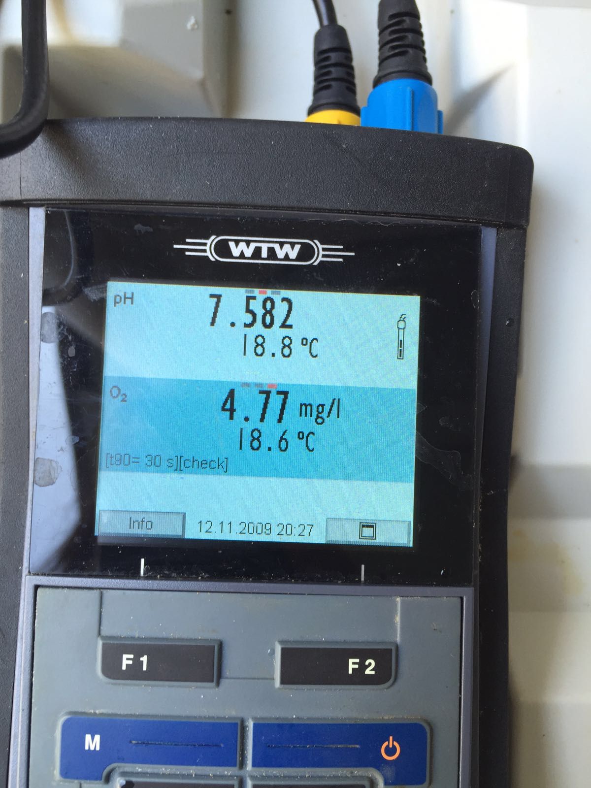 Ein WTW-Gerät zeigt einen pH-Wert von 7,582 an