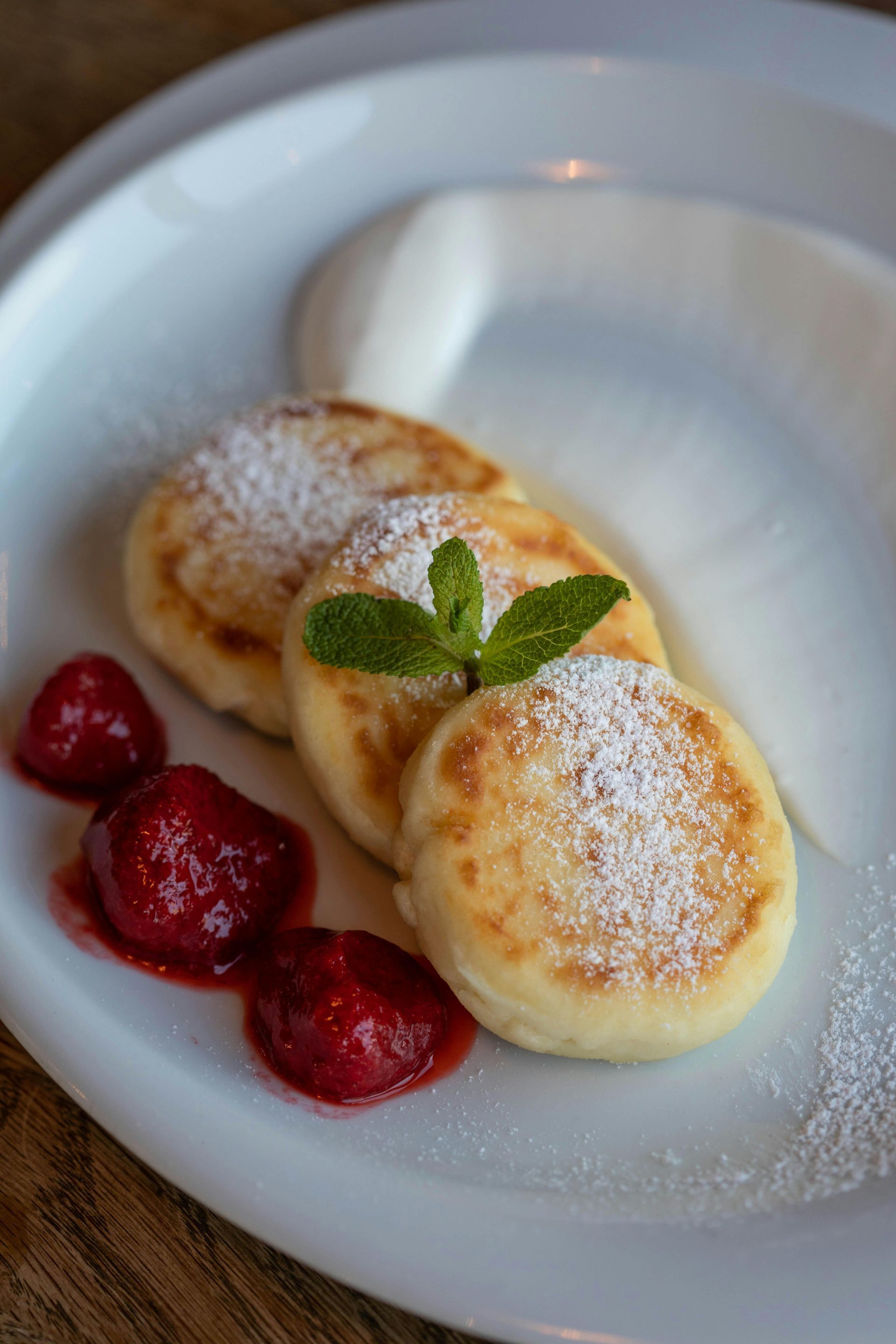 מטגנים כדקה או שתיים ועד שהחלק העליון נראה יציב יותר ופחות מבריק, הופכים לצד השני ומטגנים דקה נוספת.