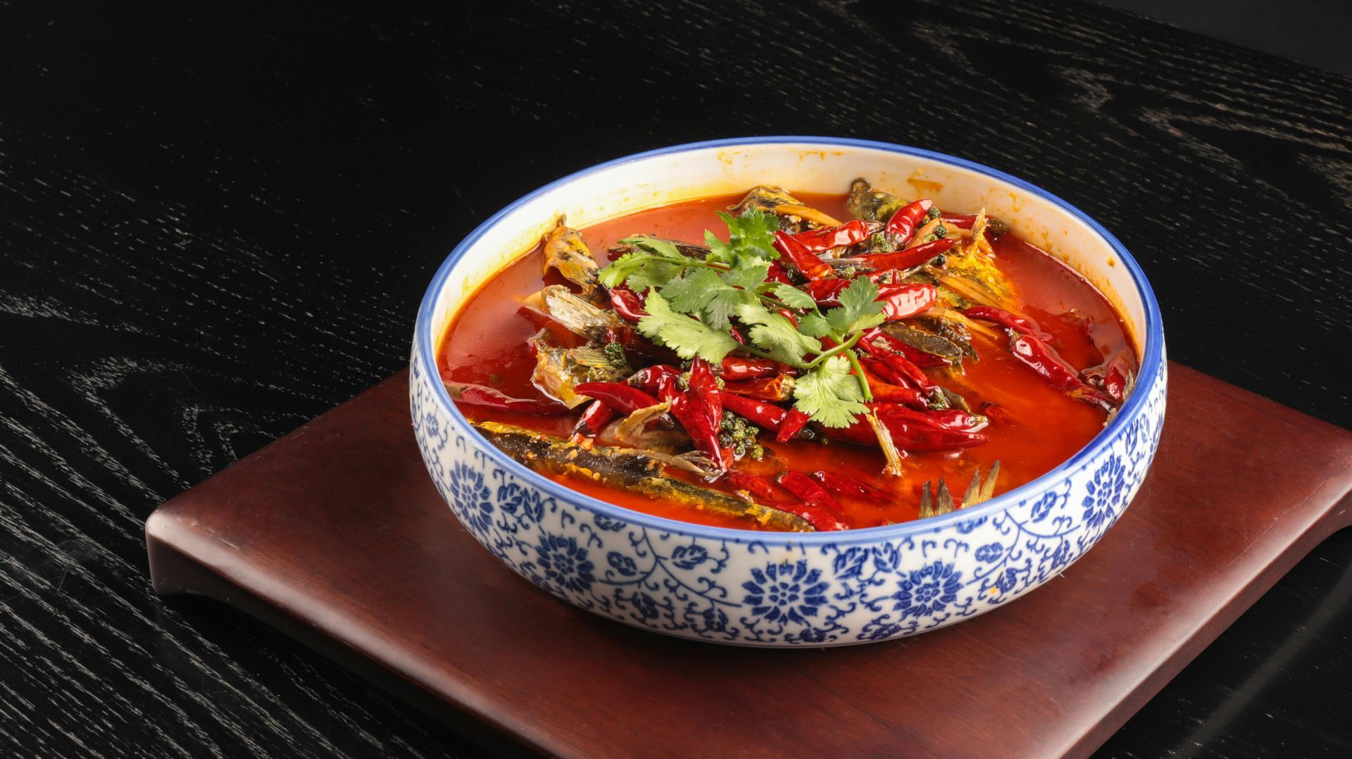 מוסיפים את ציר העוף, מביאים לרתיחה, מכסים את הסיר ומנמיכים את הלהבה, מבשלים כ 30- דקות.