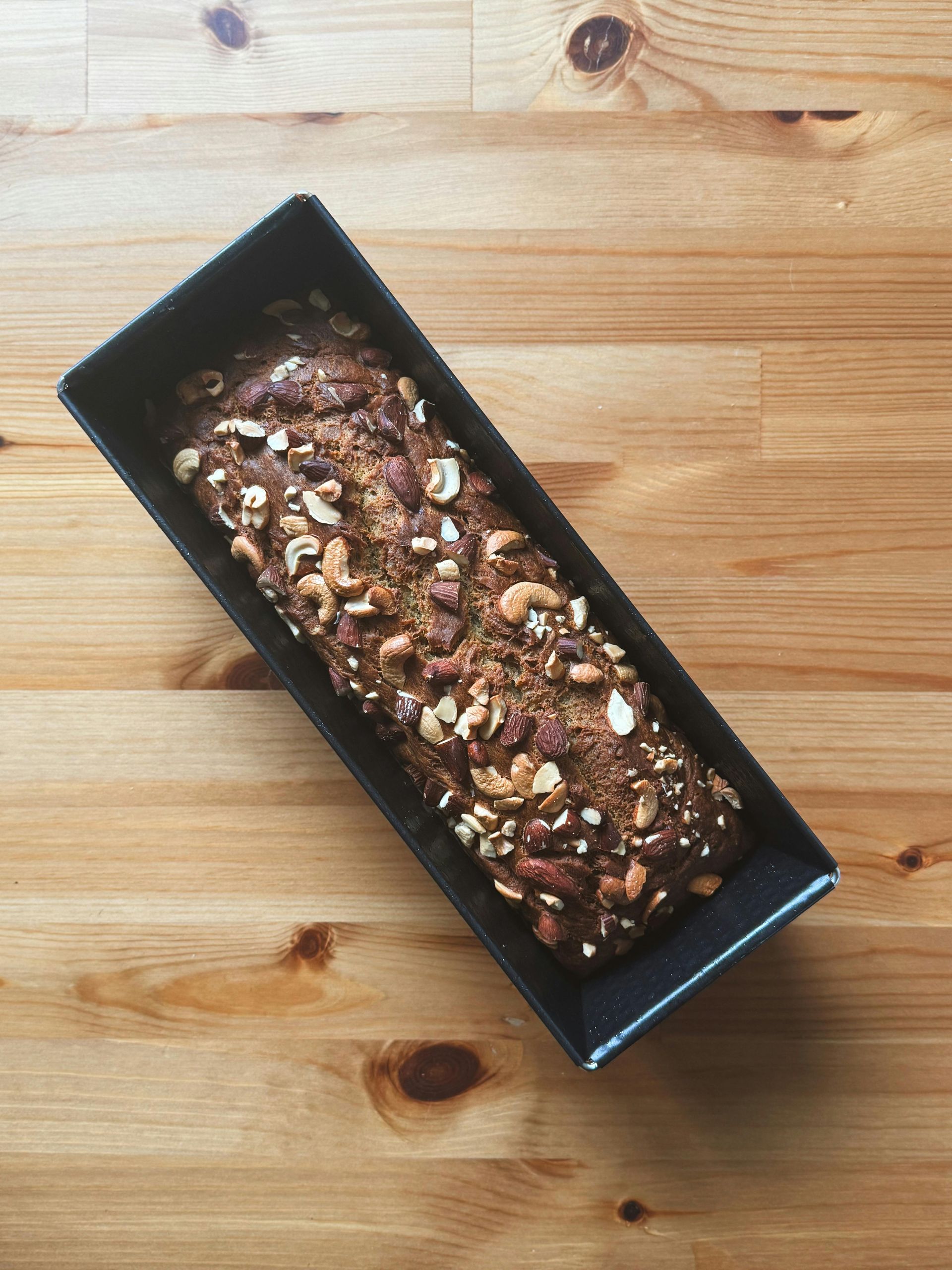 מחממים תנור לחום של 170 מעלות. מערבבים את החמאה עם רסק התפוחים. מוסיפים וטורפים לפי הסדר את הסוכר, ב