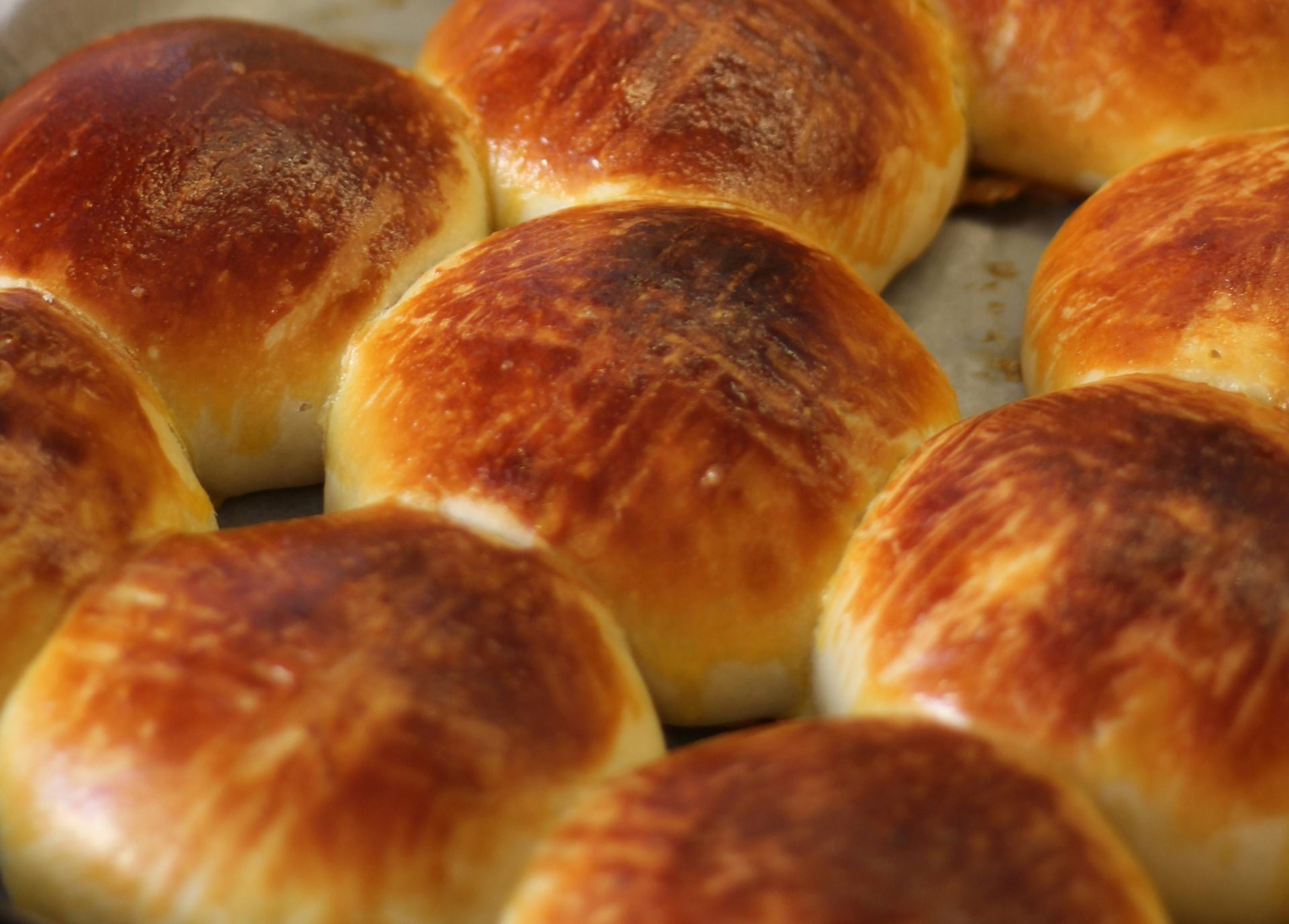 מרתיחים את המים עם המלח והפלפל, כאשר המים רותחים מוסיפים את קמח, המצה וממשיכים לבשל. מרתיחים שוב ומס