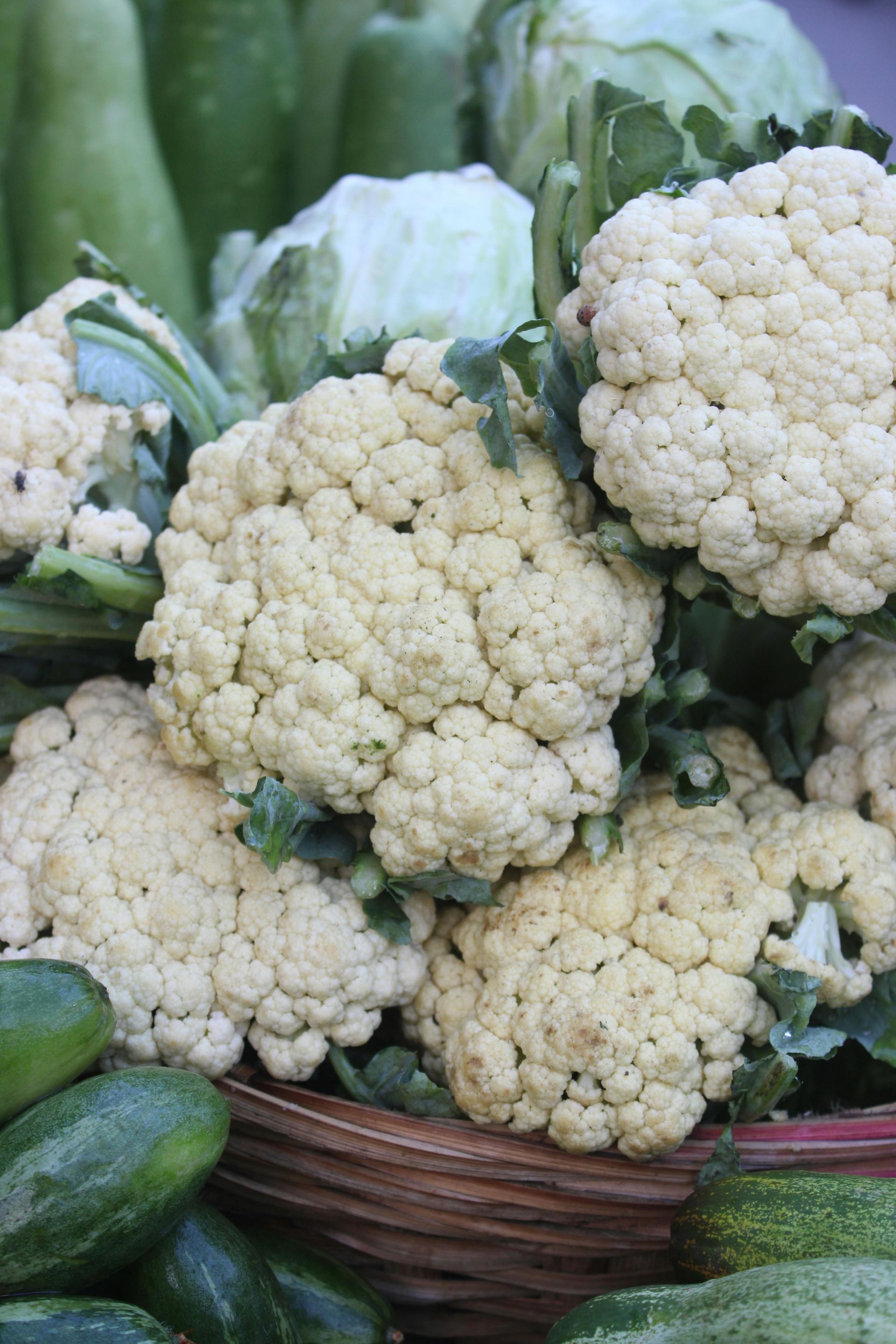 כרובית קטנה ולבנה - לחתוך דק דק.
1/2 תפוז - לפלט ולפורר.
חופן פטרוזיליה קצוצה