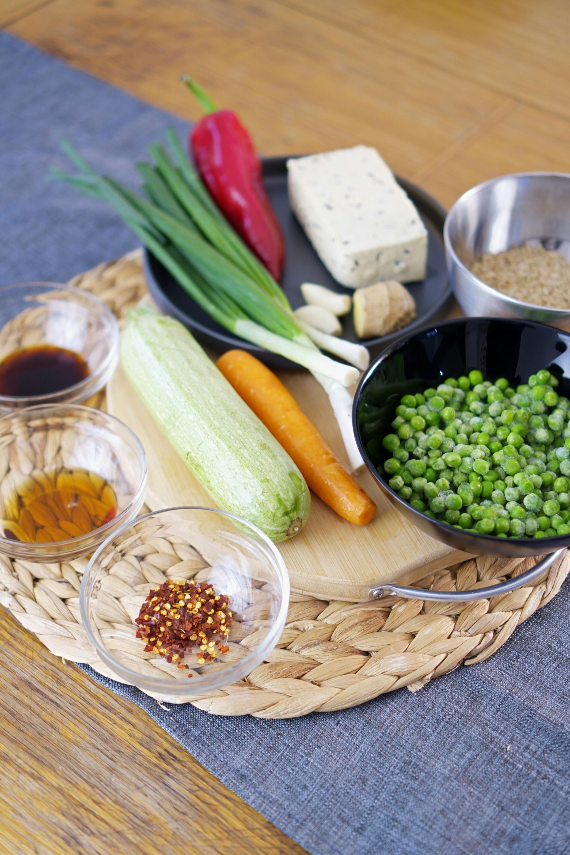 אופן ההכנה:  מערבבים חומרי המשרה, מוסיפים את קוביות הטופו, מערבבים שוב ומכסים. משרים במשך כשעה. 