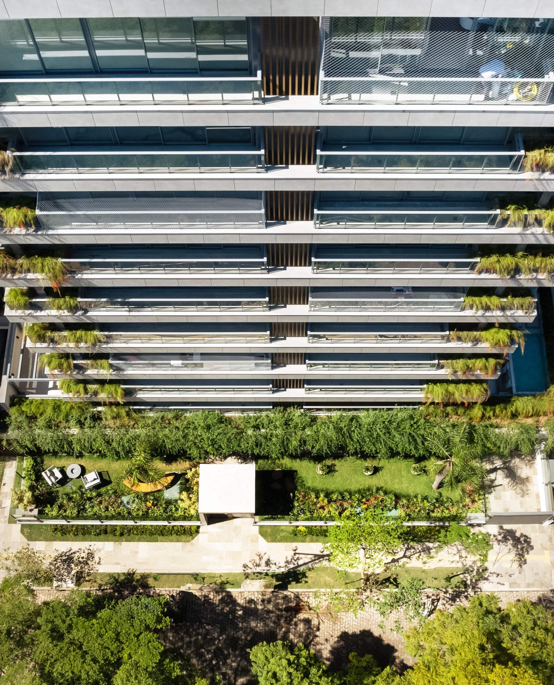 Uma vista aérea de um grande edifício cercado por árvores.