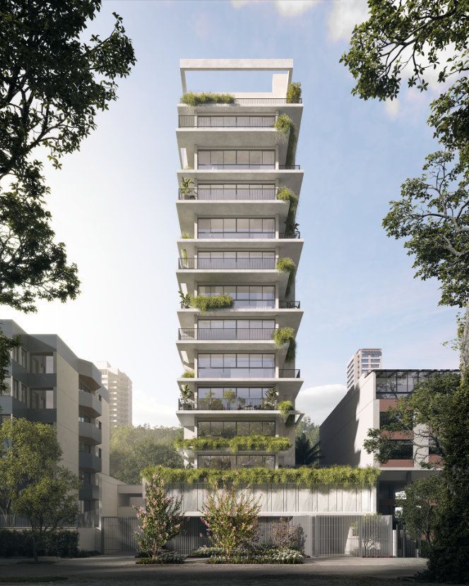 Um edifício alto com muitas janelas e varandas