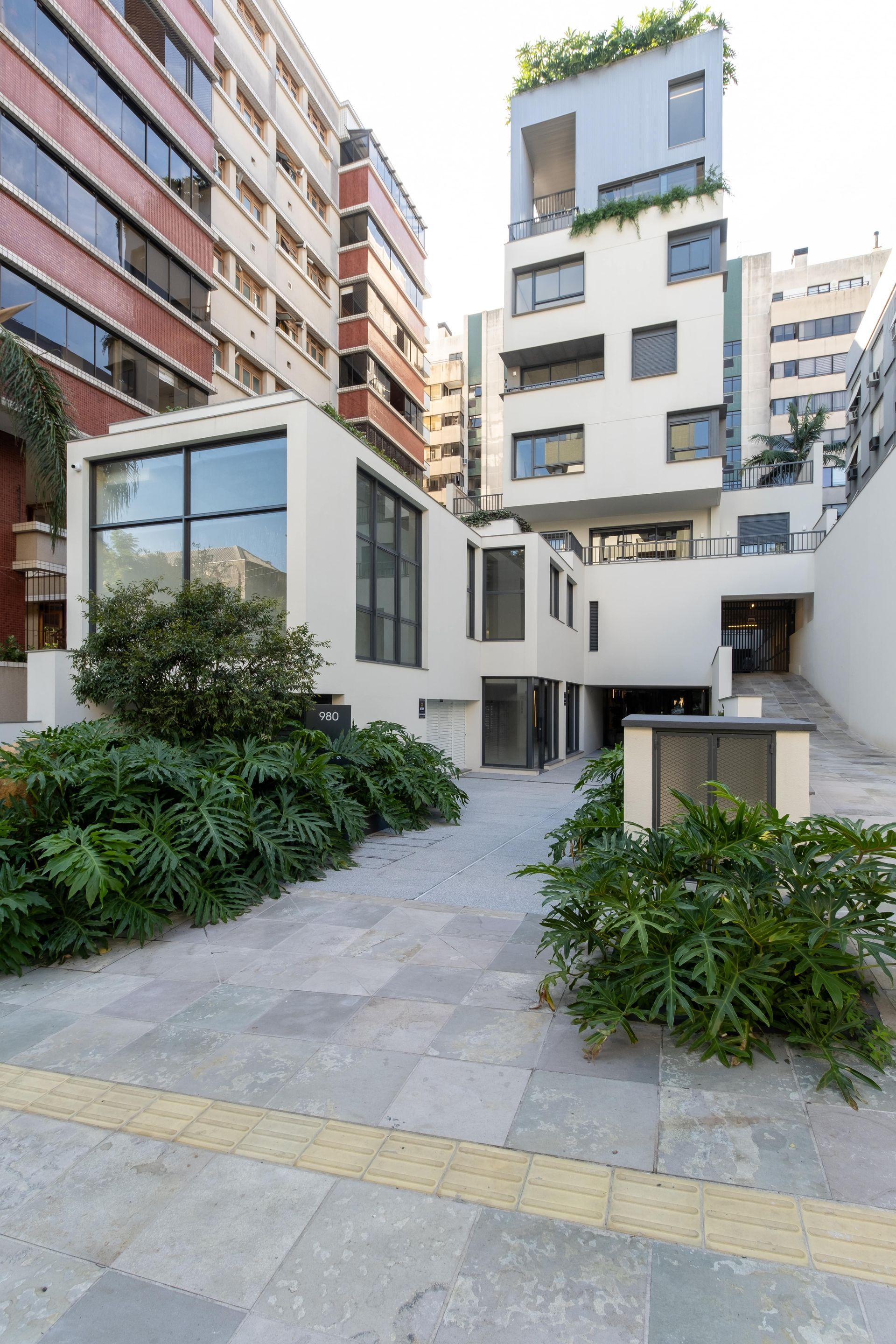 Impressão artística de um edifício com muitas janelas
