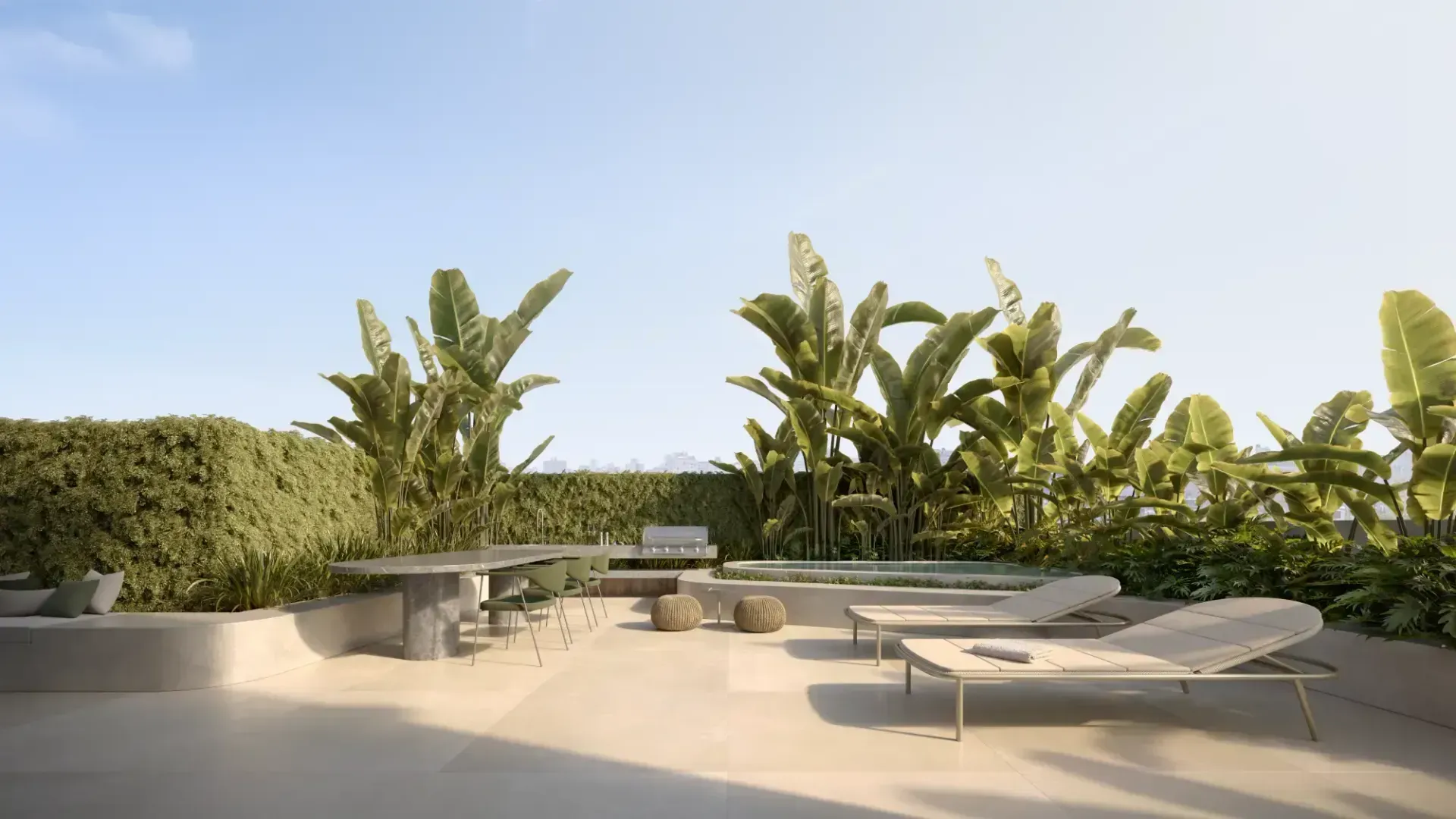 Um terraço ensolarado na cobertura, com espreguiçadeiras, mesa de jantar e plantas verdejantes.