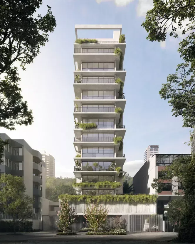 Um edifício alto com muitas janelas e varandas