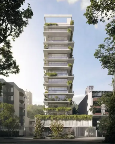Um edifício alto com muitas janelas e varandas