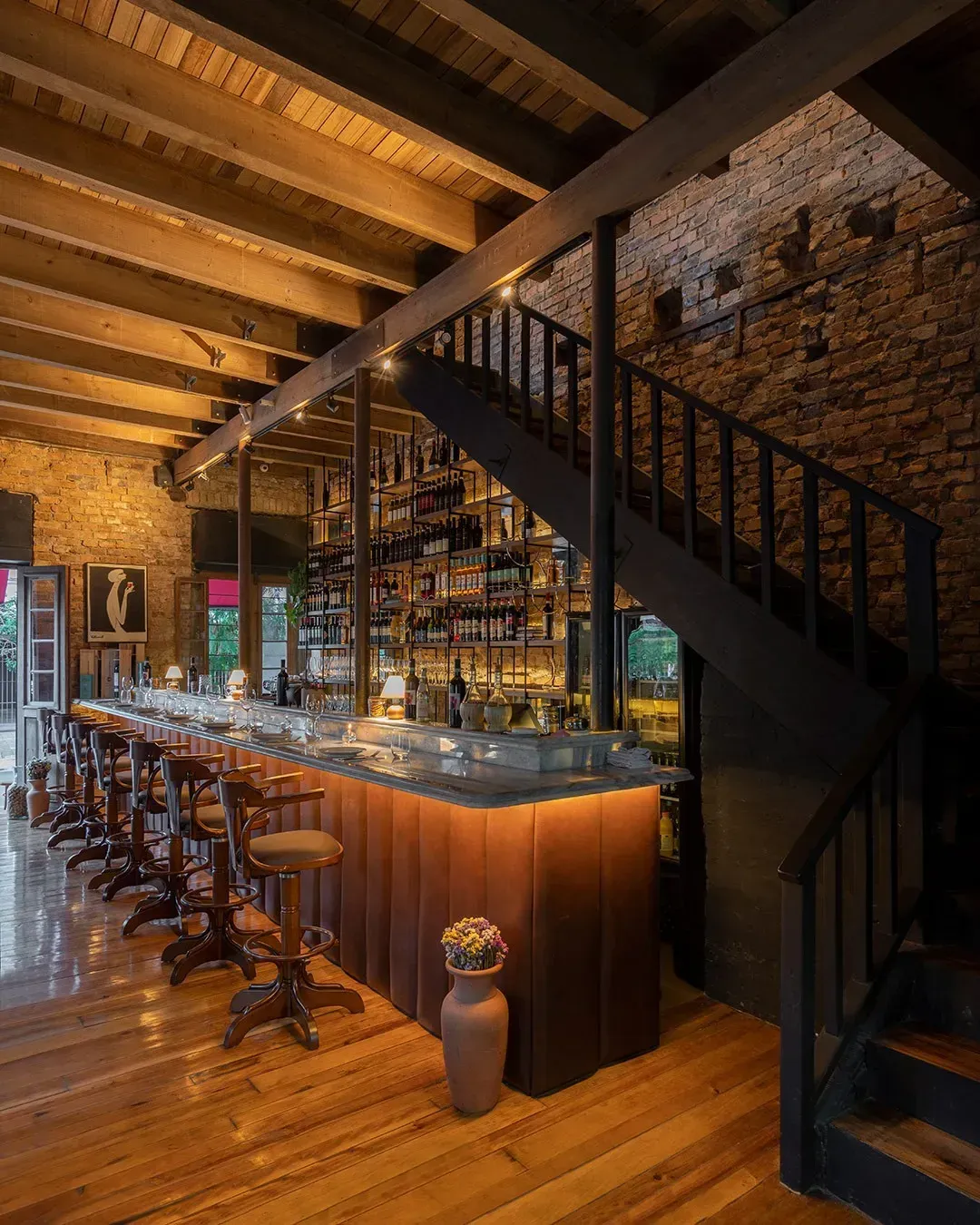Um bar com uma escada que leva até ele