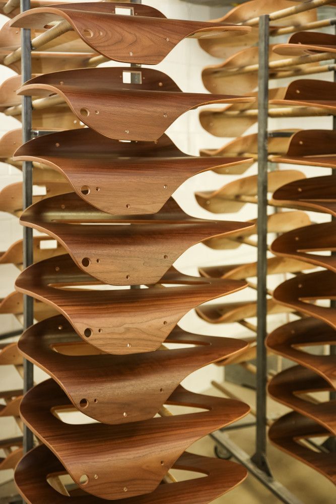 Medinių dažytų kėdžių dalių sukrauta viena ant kitos