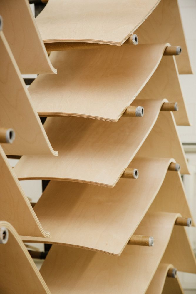 Medinių kėdžių dalių vaizdas iš arti